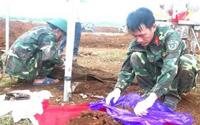 584烈士遺骸歸集隊在挖掘並搜集烈士遺骸。（圖源：越通社） 