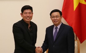 政府副總理王廷惠（右）接見Grab公司執行經理兼聯合創始人陳炳耀。（圖源：VGP）