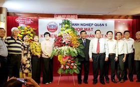 張明嬌副主席(左五)送花籃祝賀企業。