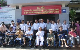 殘疾人士獲捐贈「愛心輪椅」。