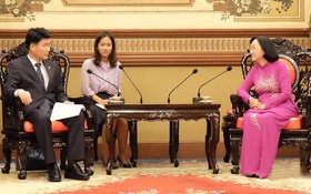 市人民議會副主席張氏映（右）接見韓國京畿道議會副議長金元基。（圖源：VOH）