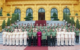 國家代主席鄧氏玉盛（中）同榮獲“2017年公安婦女模範”的人民公安幹部、戰士代表團在主席府前合影留念。（圖源：文令）
