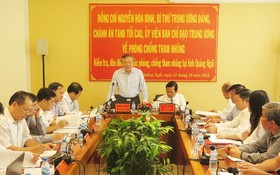 中央肅貪指委會委員阮和平主持會議並發表講話。（圖源：阮莊）