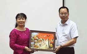 中國商會秘書長吳美林(左)向黃強餘副市長贈送紀念品。