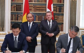 政府總理阮春福與丹麥首相拉爾斯‧勒克‧拉斯穆森見證兩國合作文件簽署儀式。（圖源：越通社）