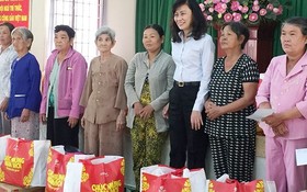 市人委會副主席阮氏秋二〇一八年春節前夕向貧困者贈禮物。