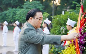 河內市市委書記黃忠海同志在芝陵花園的列寧塑像前敬獻鮮花。（圖源：秀玲）