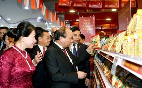 阮春福總理參觀“越南產品週”展位。（圖源：越通社）