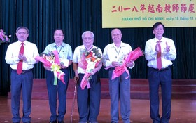 市華文教育輔助會向市華語教師俱樂部的3位顧問老師贈送鮮花祝賀。