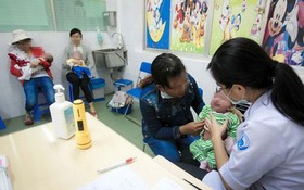 家長送子女到第一兒童醫院就診。