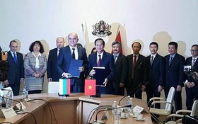 勞動與榮軍社會部長陶玉容（前右）與保加利亞勞動與社會政策部長簽訂勞工就業合作協議。（圖源：T.Giáp）