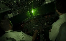 雷射燈照射到駕駛艙玻璃形成光暈，會導致飛行員視力受到影響，無法正常觀察外部環境與艙內儀錶。（示意圖源：互聯網）