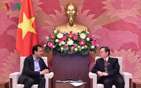 國會副主席馮國顯（右）接見越南可口可樂公司總經理桑科特。（圖源：VOV）