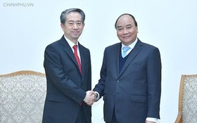 政府總理阮春福（右）接見中國駐越南大使熊波。（圖源：光孝）