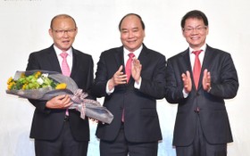 政府總理阮春福與 THACO 集團領導祝賀越南國足主教練朴恒緒。（圖源：VOV）