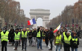 當地時間12月22日，法國巴黎，新一輪示威在巴黎進行，大批示威者在凱旋門聚集並阻塞交通。（圖源：互聯網）