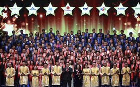 政府副總理王廷惠、中央民運部長張氏梅同2018年《越地金星》得獎企業代表大合照。