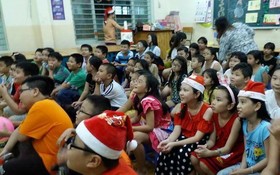 該中心華人學生正聆聽老師講述聖誕節故事。