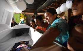 12月8日於邊境拘留所中死亡的女孩，遺體被送回了瓜地馬拉家鄉。 （圖源：AFP）