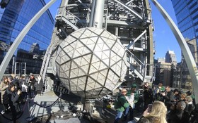 紐約時報廣場安裝水晶球。（圖源：新華社）