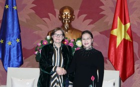 國會主席阮氏金銀（右）接見歐洲議會副主席海蒂‧毫托拉女士。（圖源：互聯網）