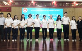 10名華人學生入選華文科考生隊與市領導及培訓華文科 的老師合照。
