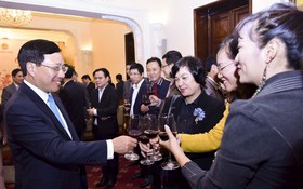 外交部長范平明（左）同與會代表在聚會上碰杯致意。（圖源：阮紅）