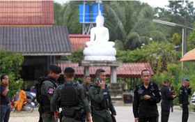 襲擊事件發生後，泰國軍警抵達現場調查。（圖源：路透社）