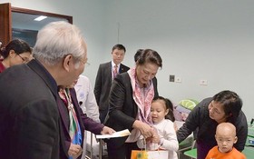 國會主席阮氏金銀（中）殷勤慰問癌症病童並贈送禮物。（圖源：維進）