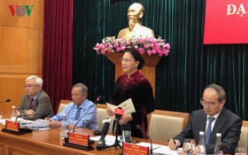 國會主席阮氏金銀（右二）在聚會上發言。（圖源：VOV）