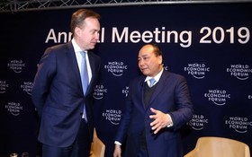 政府總理阮春福（右）與世界經濟論壇創辦人、執行主席克勞斯‧施瓦布交談。（圖源：越通社）