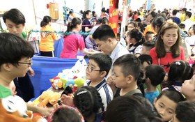 文朗學校第二分校的眾多小學生踴躍參加新春慈善盛會。