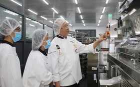 高肇力先生主理的亞洲餅家引進現代設備滿足新時期發展需求。