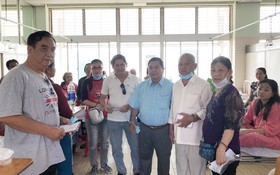 福慧慈善組昨(10)日組團一行8人前往市大水鑊醫院探訪貧困病人及派發紅包。