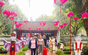 成千上萬詩歌愛好者紛紛冒雨赴文廟-國子監，出席2019年越南詩歌日開幕式。（圖源：梅安）