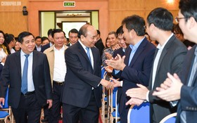 阮春福總理和計劃與投資部門幹部交談。（圖源：Chinhphu.vn）