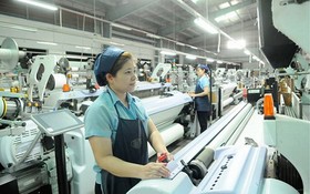 蔡俊公司的紡織生產線一瞥。