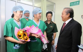 政府常務副總理張和平（右）親往看望並祝賀本市175軍醫院的領導、幹部與人員。（圖源：孟雄）