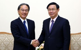 政府副總理王廷惠（右）接見日本AEON財政勞務公司(AFS) 董事長鈴木正樹。（圖源：VOV）