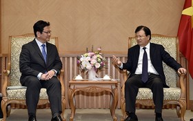 政府副總理鄭廷勇（右）接見日本國際協力銀行(JBIC)執行經理兼財政、能源與資源領域的全球經理山田雅章。（圖源：VGP）