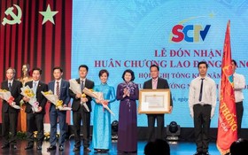 國家副主席鄧氏玉盛出席並向SCTV頒授一等勞動勳章。