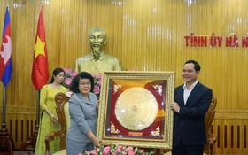 河南省省委書記阮廷康（右）向柬埔寨王國國會代表團贈送紀念品。（圖源：越通社）