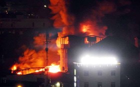 起火後約10分鐘，火勢籠罩整個倉庫。（圖源：視頻截圖）