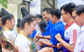 老、柬大學生向與會者繫上 「彩繩」表示祝福。