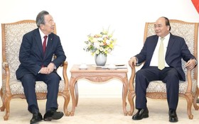 政府總理阮春福（右）接見日本丸韓集團董事長韓昌祜。（圖源：光孝）