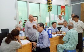 培德精舍理事會和越僑倪耀茂（右一）探訪市腫瘤醫院。