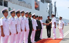 越南海軍第四區代表迎接印度“加爾各答”號導彈驅逐艦艦長阿迪蒂亞‧哈拉大校。（圖源：越通社）