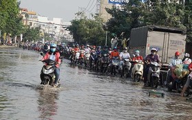 街道受淹給交通造成極大不便。