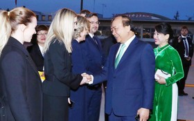 阮春福總理在哈威爾國際機場啟程返回越南。 （圖源：越通社）