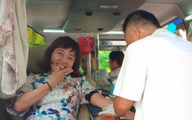 華人女幹部周金鳳正在捐血。